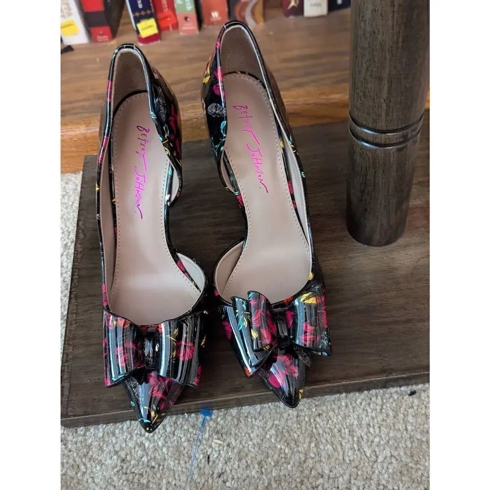 Betsey Johnson Women’s 8.5 Prince Pointed Toe Black Pink Bow Leather Pump Heels